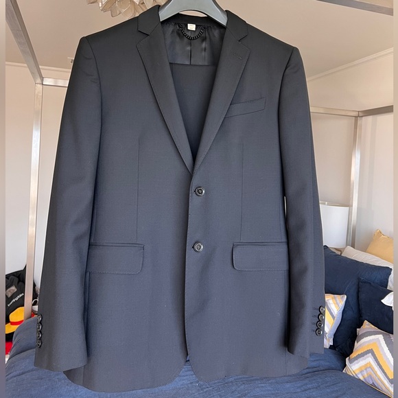 Burberry Men’s Suit Black